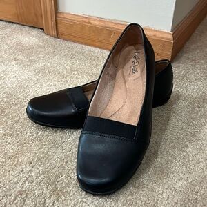 Comfortable life stride soft system black flats